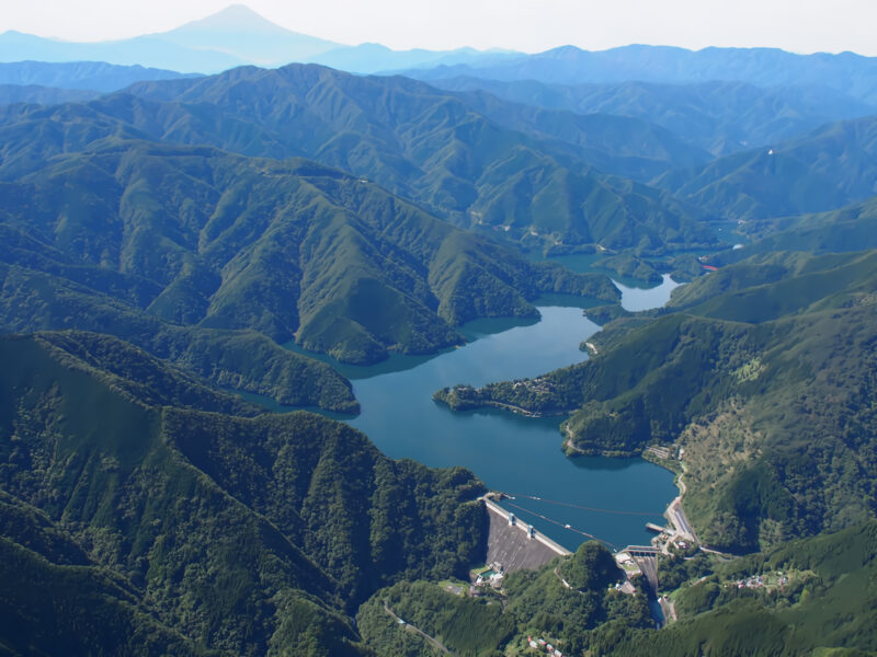 小河内ダムと水道水源林を空から撮影した写真。