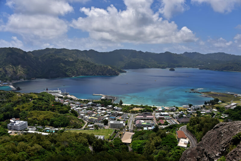 海を一望できる小笠原諸島の街並みの写真。