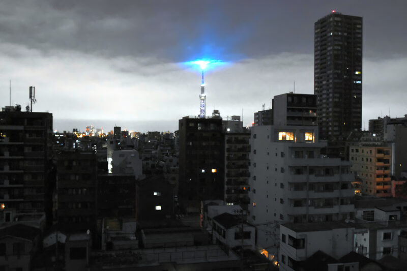 東京の町中が停電している写真。