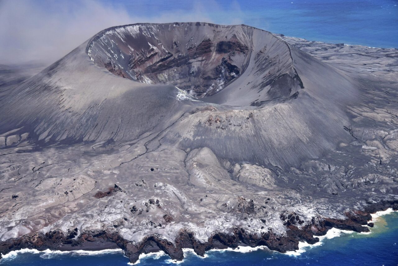 噴火を繰り返し、陸地の面積が拡大している西之島の写真