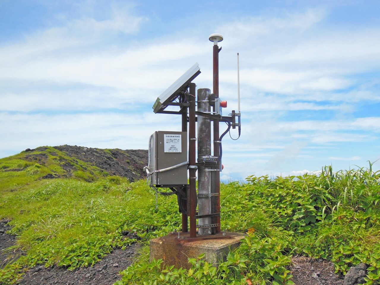 火山観測機器の写真