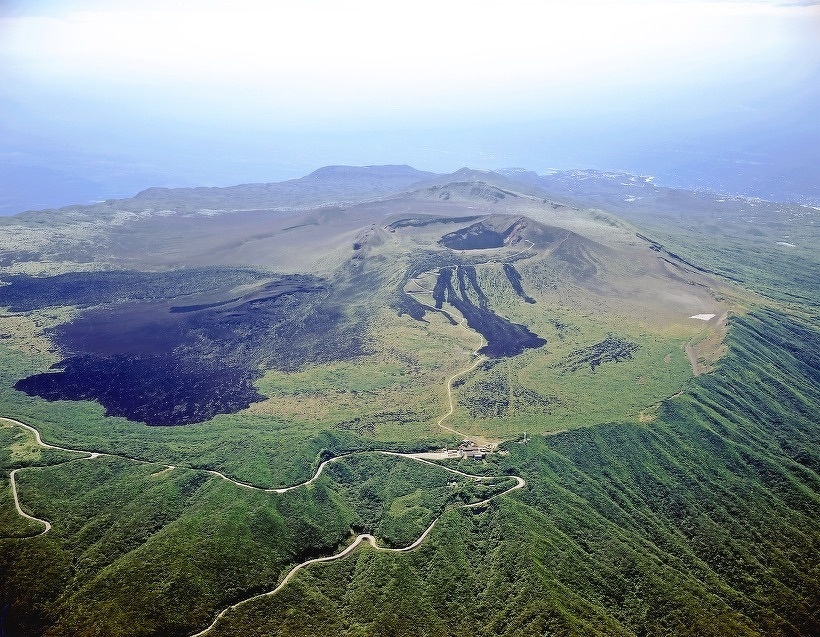 伊豆大島の山頂カルデラと三原山の写真