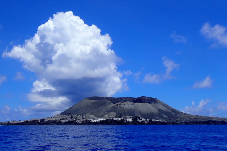 2021年に撮影された西之島の南側の写真