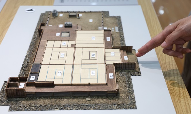 江戸東京とたてもの園にある吉野家の間取りの模型。立派な畳敷きの玄関で特別なお客様を迎え、床の間のある座敷（手前左側の部屋）でもてなします。お客様が使いやすいよう、その客間の奥にトイレ(昔のトイレはくみ取り式)