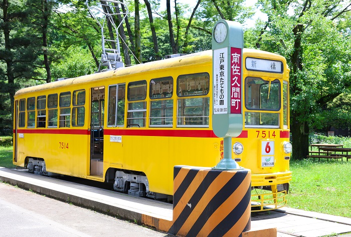 江戸東京たてもの園に展示された路面電車「都電7500形」。かつて新橋－虎ノ門－溜池－六本木－西麻布－渋谷をつないだ