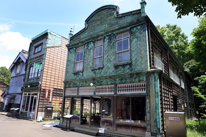 江戸東京たてもの園にある看板建築。荒物屋といわれる雑貨店の外観。