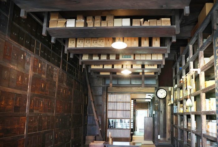 江戸東京たてもの園内にある、釜爺の部屋のイメージのヒントになったとされる文具店「武居三省堂」