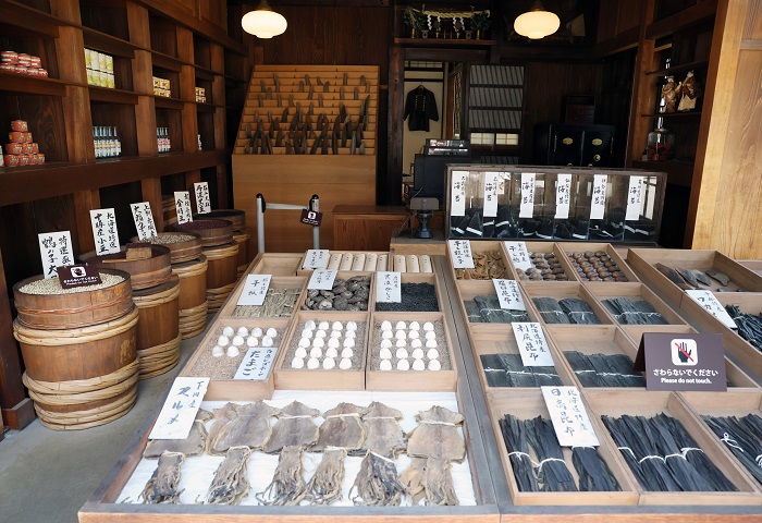 江戸東京たてもの園の乾物屋「大和屋本店」（1928年築） 大和屋本店には、のりや昆布、干し椎茸、するめ、缶詰など、日持ちのする食品が売られていた