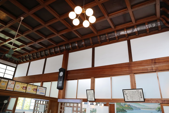 江戸東京たてもの園にある銭湯「子宝湯」の天井は、格式高い折上げ格天井になっている