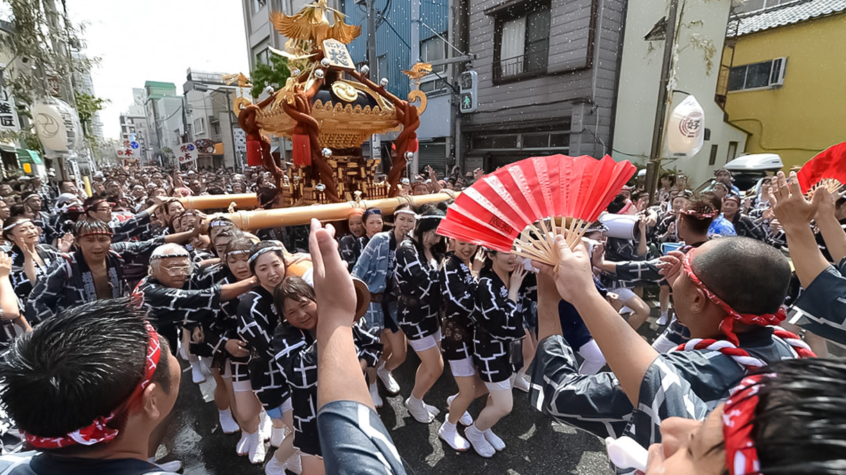 富岡八幡宮の深川八幡祭りの様子