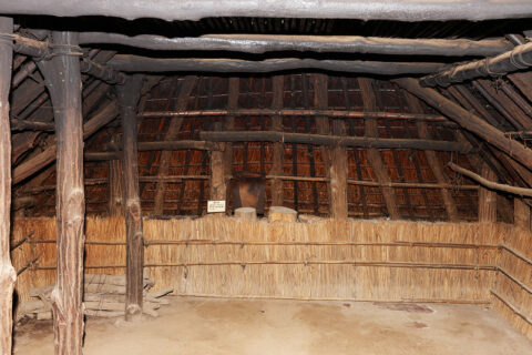 多摩ニュータウンの埋蔵文化財調査センター内「縄文の村」に展示された竪穴住居の室内