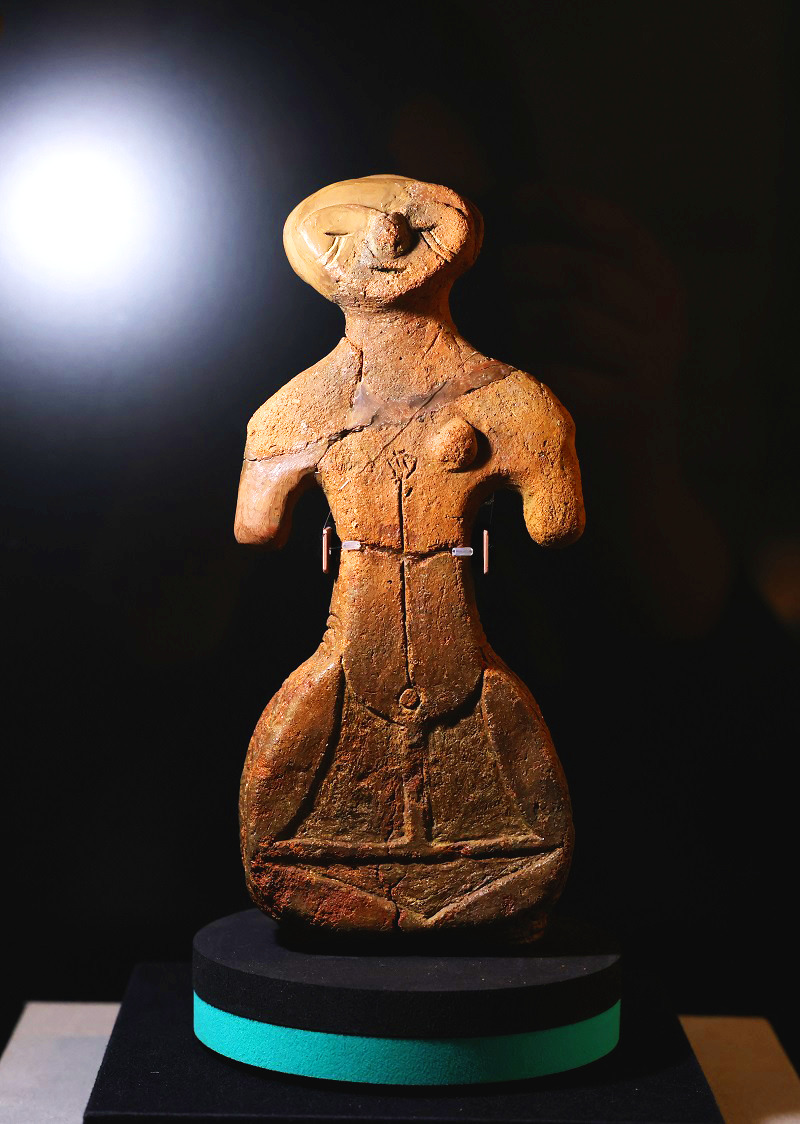 埋蔵文化財調査センターの「多摩ニュータウンのヴィーナス」とよばれる土偶。縄文時代中期（約5000年前）に土を焼いて作られた人形で、女性もしくは神を表していると考えられている