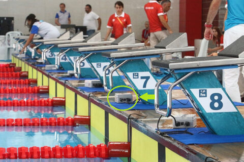 デフリンピックは水泳でも選手にスタートを知らせるため、スタートランプを使用