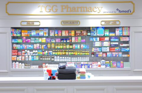 TGGのファーマシー（薬局）では、使い道や希望を店員に伝えながら日常生活で使用するアイテムを買います。「初級」では、歯ブラシやばんそうこうなどの日用品、「中級」では、体調不良の症状を伝え、必要な薬を買う