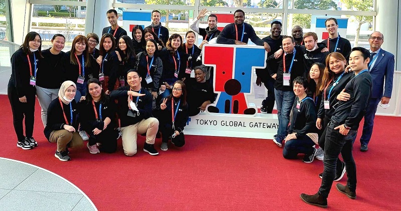 東京・青海のTGGは、2018年９月にオープン。2023年１月には東京・立川にも「TOKYO GLOBAL GATEWAY GREEN SPRINGS」がオープンしました。外国人スタッフは約80か国から来た約300人のEnglish Speaker（英語を話す人）。授業で習う英語学習ではなく、実際に海外出身のEnglish Speakerたちと会い、英語を使ってみることで、「わかった」「通じた」という喜びを体験できるプログラムがたくさん用意されています。