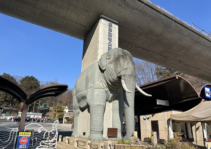 多摩動物公園入り口のゾウのモニュメント