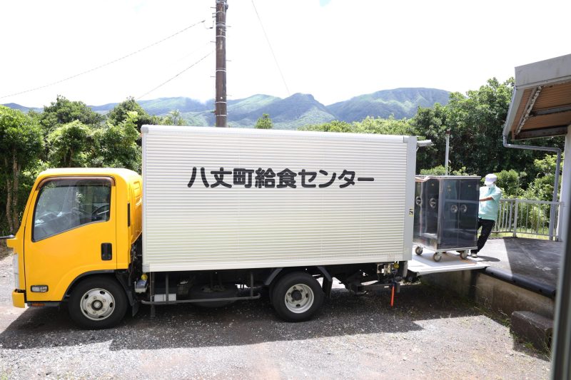 給食センターのトラックの写真