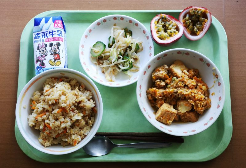 島でとれた魚やフルーツを使った「八丈メニュー」
