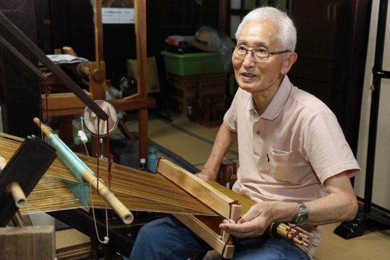 黄八丈職人の山下さんの写真