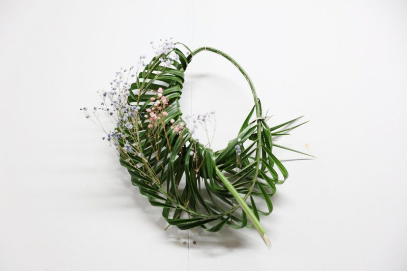 葉を加工して作った飾りの写真