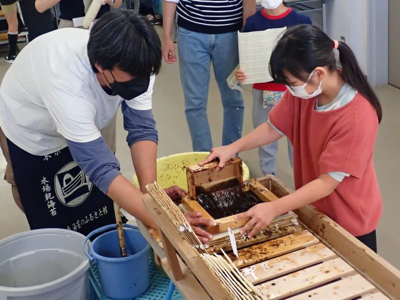 東京文化財ウィークでの海苔つけ体験の様子