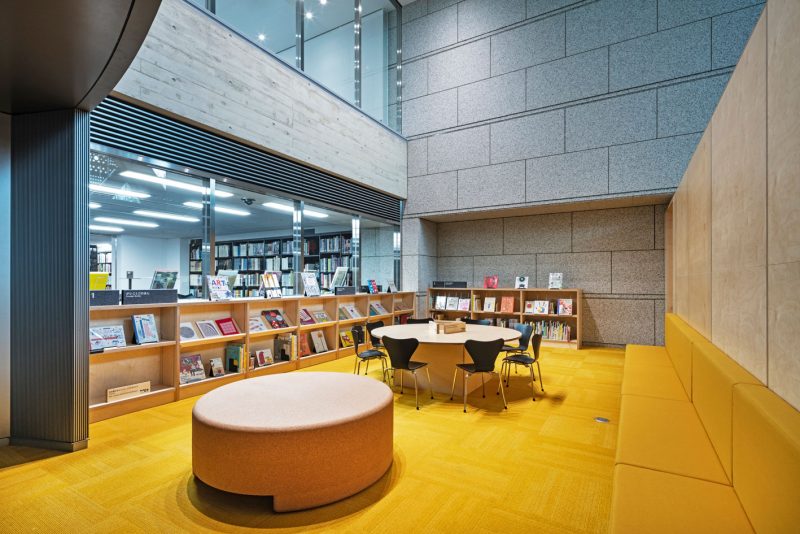東京都現代美術館内のこどもとしょしつ
