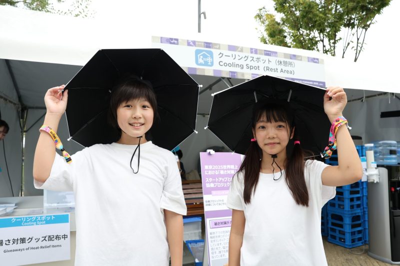 かぶる傘をかぶった子どもたち