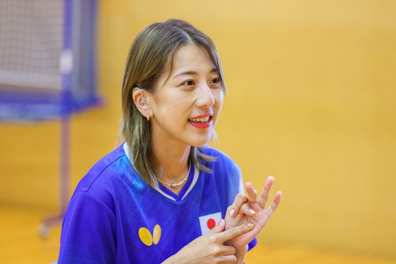 インタビューに応じる亀澤選手