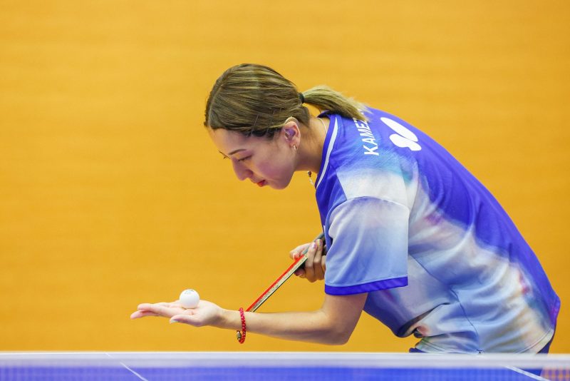 サーブの構えをする亀澤選手