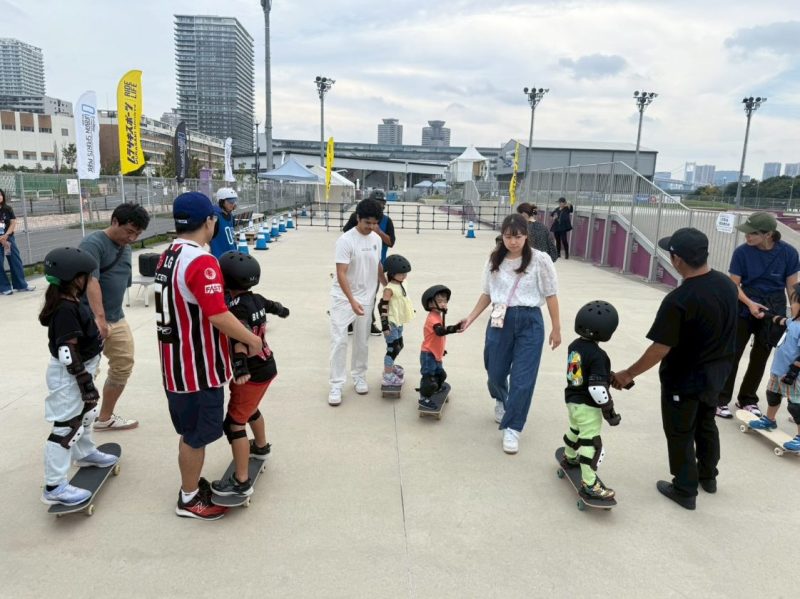 スケートボードをするこどもたち