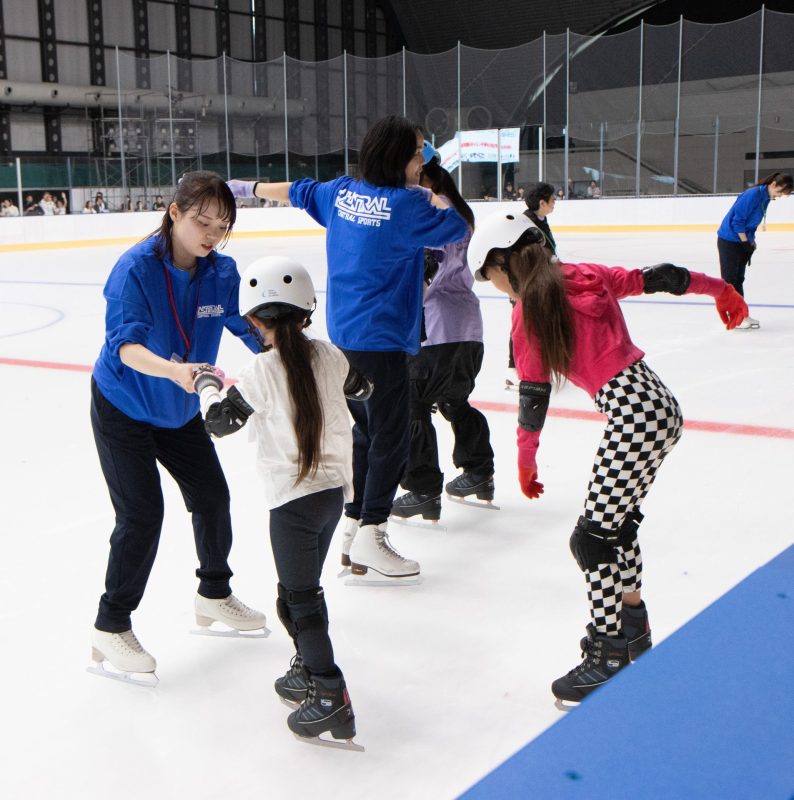 スケートをするこどもたち