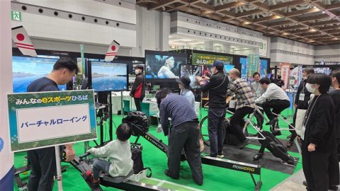 バーチャルローイングを楽しむ来場者