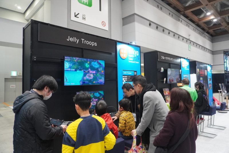 コンテストを通過したゲームを楽しむ来場者たち