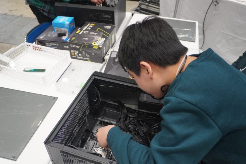 ゲーミングパソコンを組み立てる子供