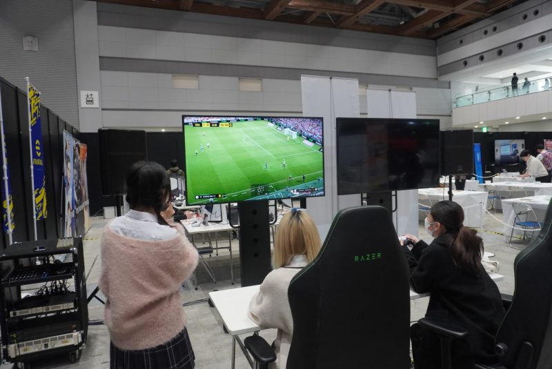 eスポーツの競技体験をする来場者