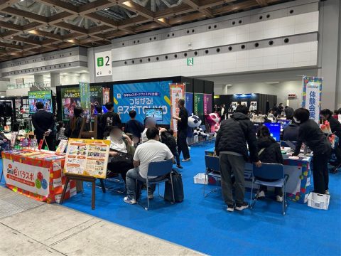 東京都のブースを訪れる来場者