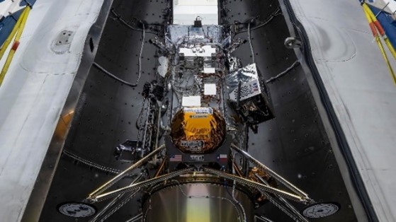 着陸船をロケットにのせる様子